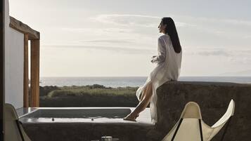 Honeymoon Suite Sea View with Outdoor Hot Tub | Terrazza/patio