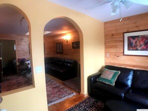 Smart TV - Hot Tub & Fireplace Mountain Retreat (Jewett)