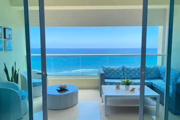 Una Smart TV, una mesa de tenis de mesa