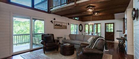 电视、壁炉、DVD 播放器、桌上足球