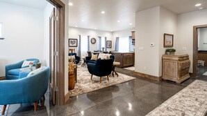 Un salón amplio con sofá, mesa de centro y comedor con sillas y mesa.