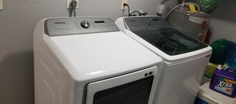 Cheerful 3 BR 15 minutes from the beach. 