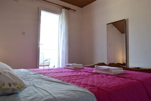 Comfort-Apartment, 1 Doppelbett und Schlafsofa, eingeschränkter Meerblick | 1 Schlafzimmer, kostenloses WLAN, Bettwäsche