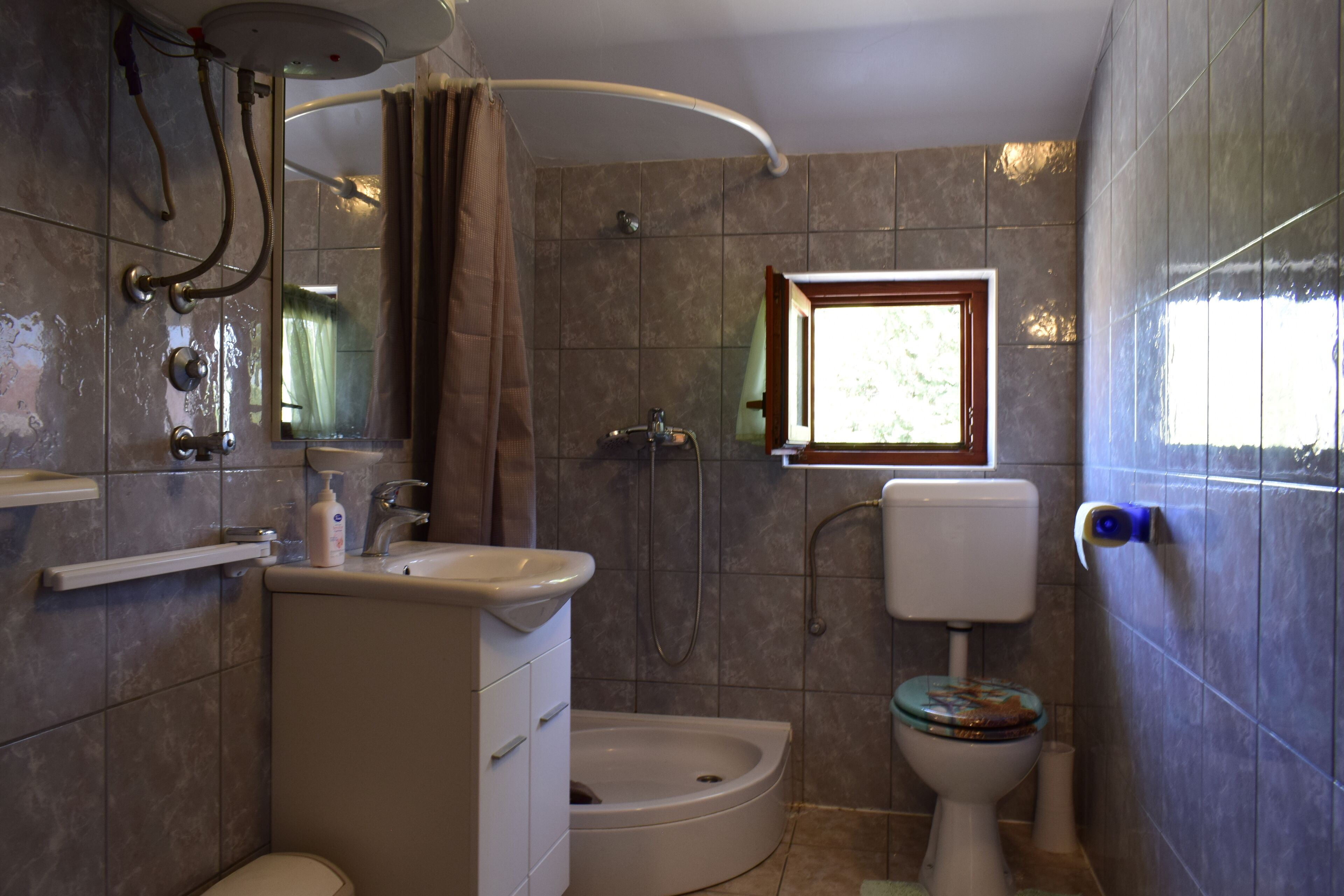Comfort-Apartment, 1 Doppelbett und Schlafsofa, eingeschränkter Meerblick | Badezimmer | Dusche, Seife, Toilettenpapier