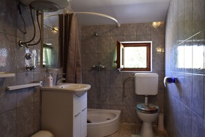 Comfort-huoneisto, 1 parisänky ja vuodesohva, osittainen merinäköala | Kylpyhuone | Suihku, saippua, vessapaperi