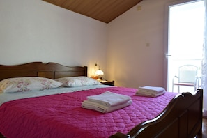 Apartamento conforto, 1 cama de casal e sofá-cama, vista parcial para o mar | 1 quarto, Wi-Fi de cortesia, roupa de cama