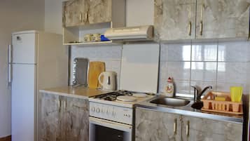 Apartemen Comfort, 1 Tempat Tidur Double dengan tempat tidur Sofa, pemandangan laut terbatas | Dapur pribadi | Lemari es, oven, kompor, dan mesin pembuat kopi/teh