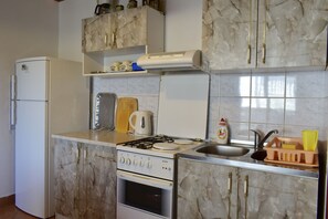 Comfort-Apartment, 1 Doppelbett und Schlafsofa, eingeschränkter Meerblick | Eigene Küche | Kühlschrank, Ofen, Herdplatte, Wasserkocher mit Kaffee-/Teezubehör