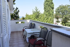 Apartamento conforto, 1 cama de casal e sofá-cama, vista parcial para o mar | Terraço/pátio