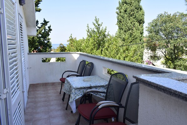 Comfort-Apartment, 1 Doppelbett und Schlafsofa, eingeschränkter Meerblick | Terrasse/Patio