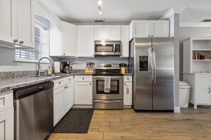 ثلاجة، ميكروويف، فرن، موقد طهي مسطح