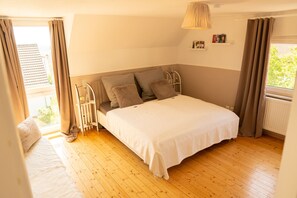 2 bedrooms, in-room safe, desk, iron/ironing board
