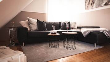 Fernseher, Bücher, Stereoanlage