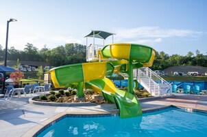Piscina externa sazonal, funciona das 10h às 22h, guarda-sóis