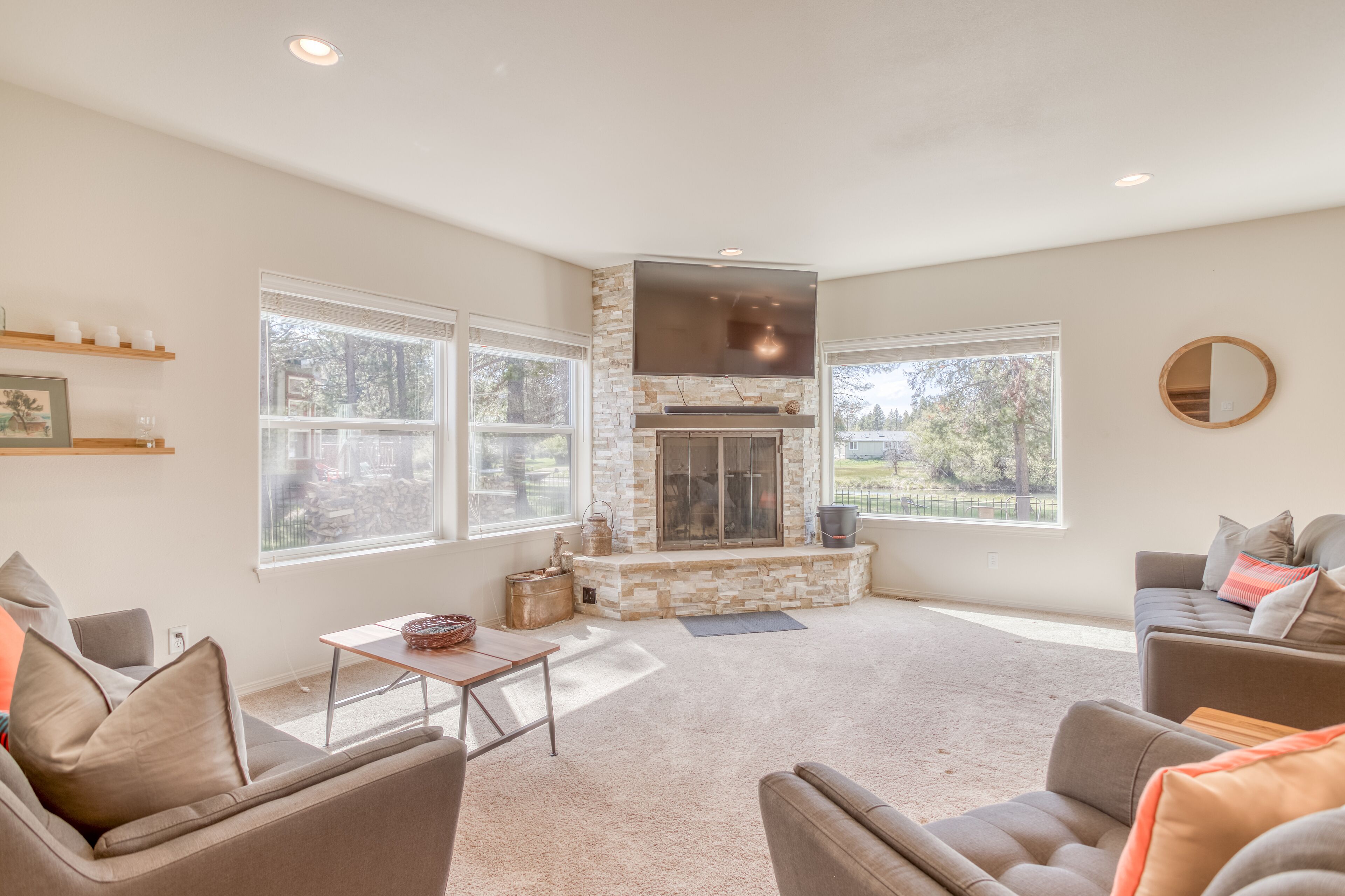 New 4 bedroom Home Along the Canal and Close to Sunriver!