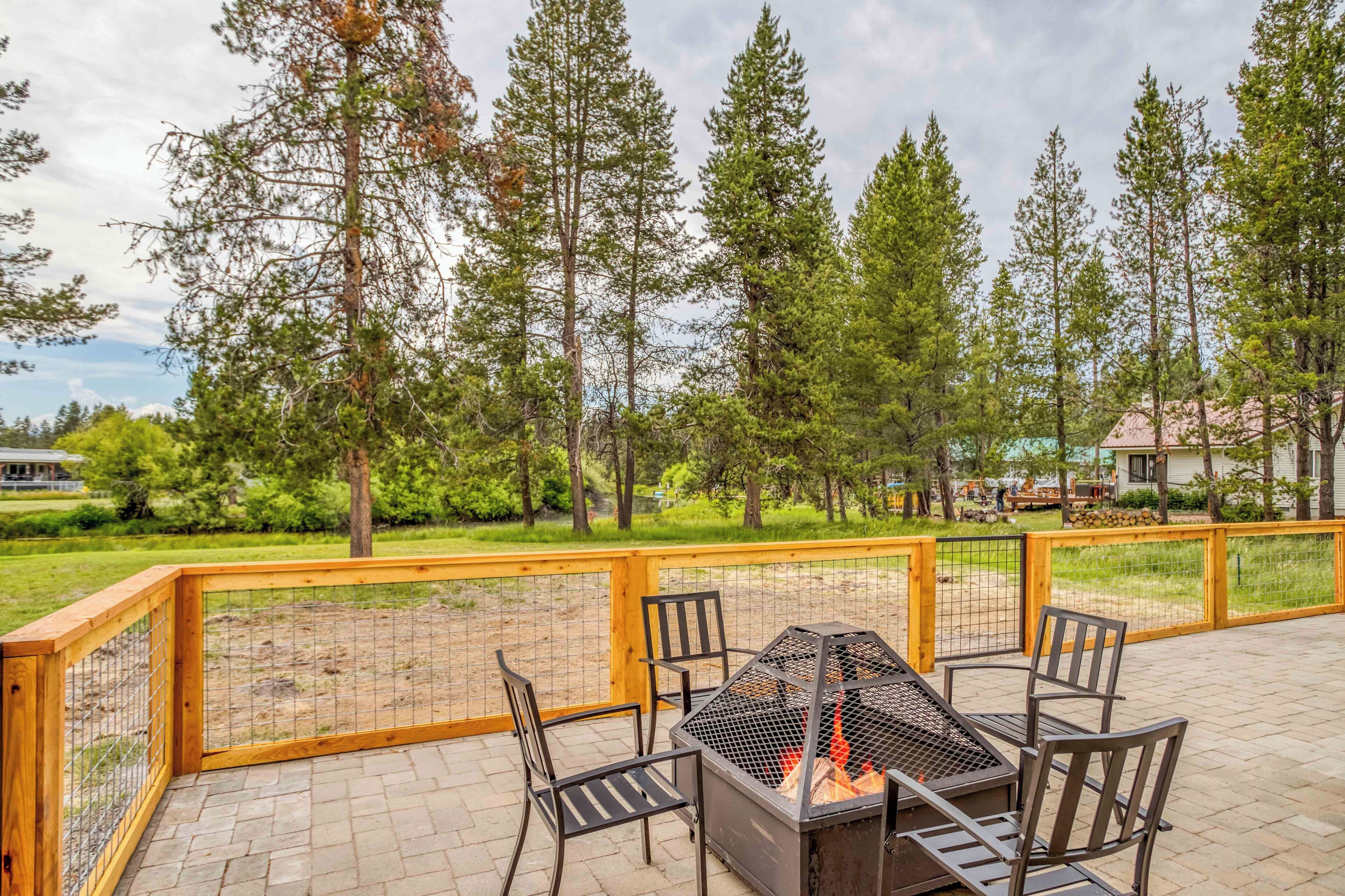 New 4 bedroom Home Along the Canal and Close to Sunriver!
