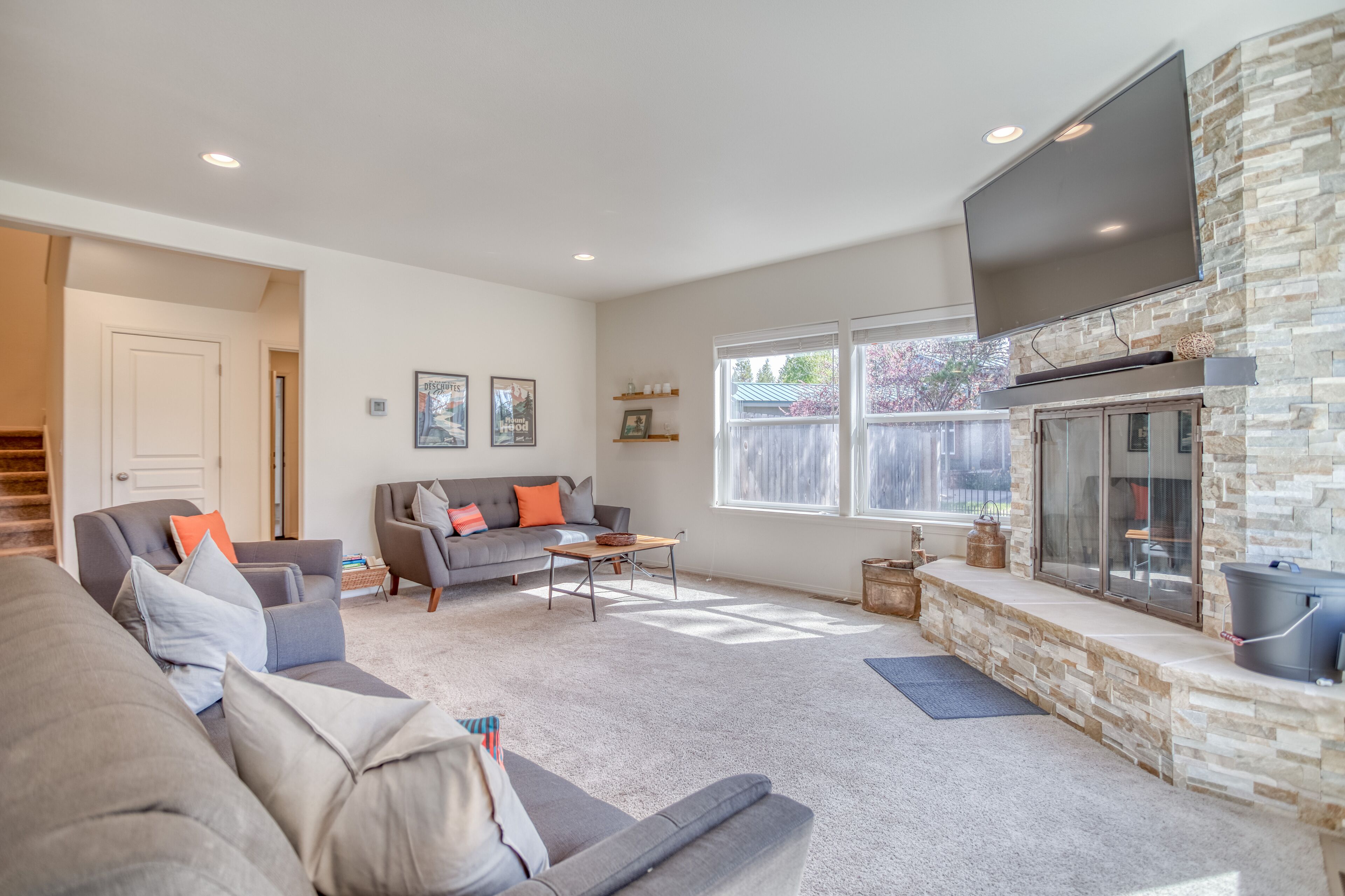 New 4 bedroom Home Along the Canal and Close to Sunriver!