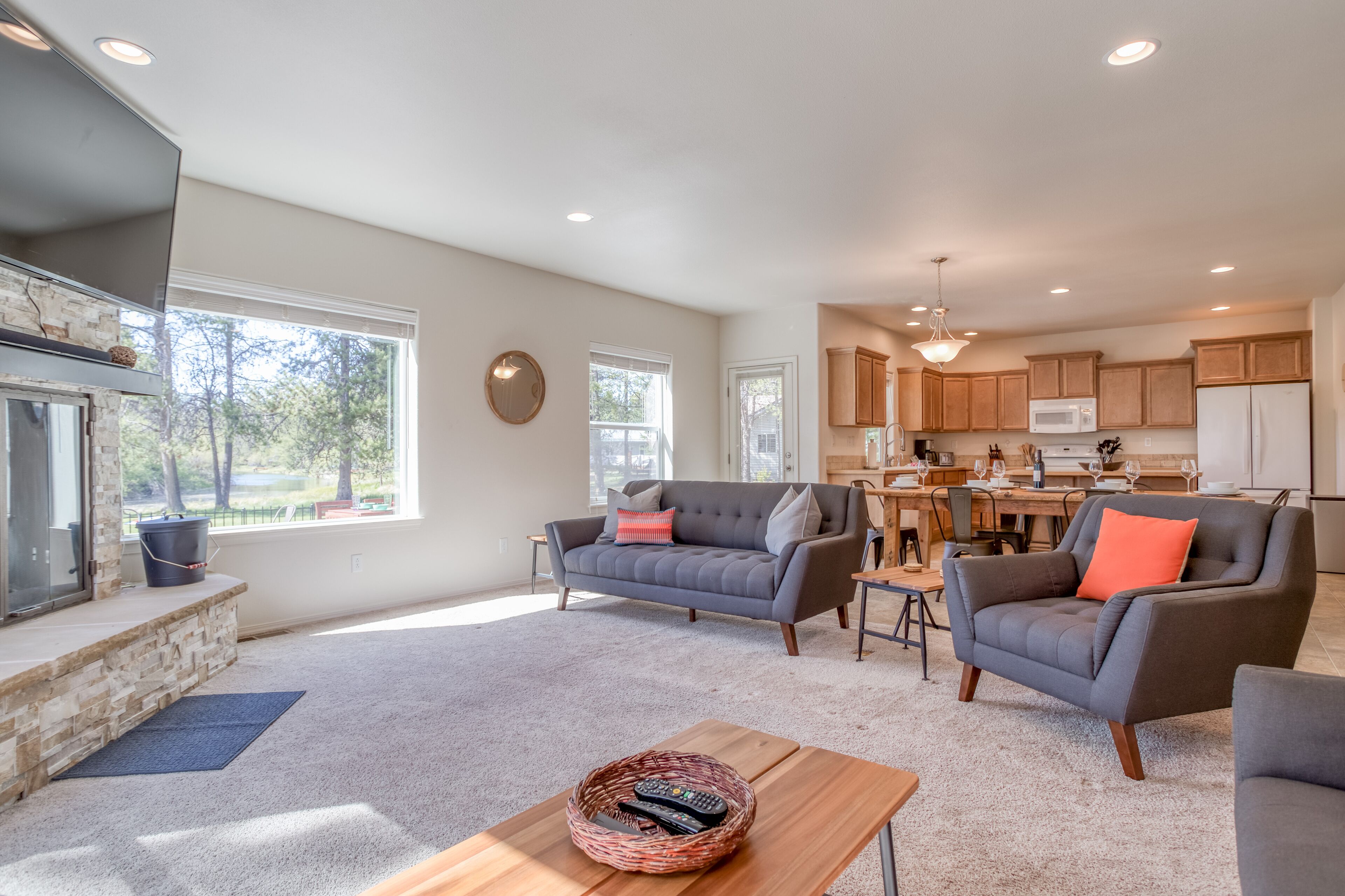 New 4 bedroom Home Along the Canal and Close to Sunriver!