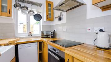 Rumah Premium | Dapur pribadi | Lemari es besar, microwave, oven, dan kompor