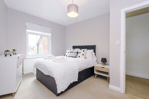 Premium House | 2 bedrooms, premium bedding, individually decorated - Churton House (Chester)