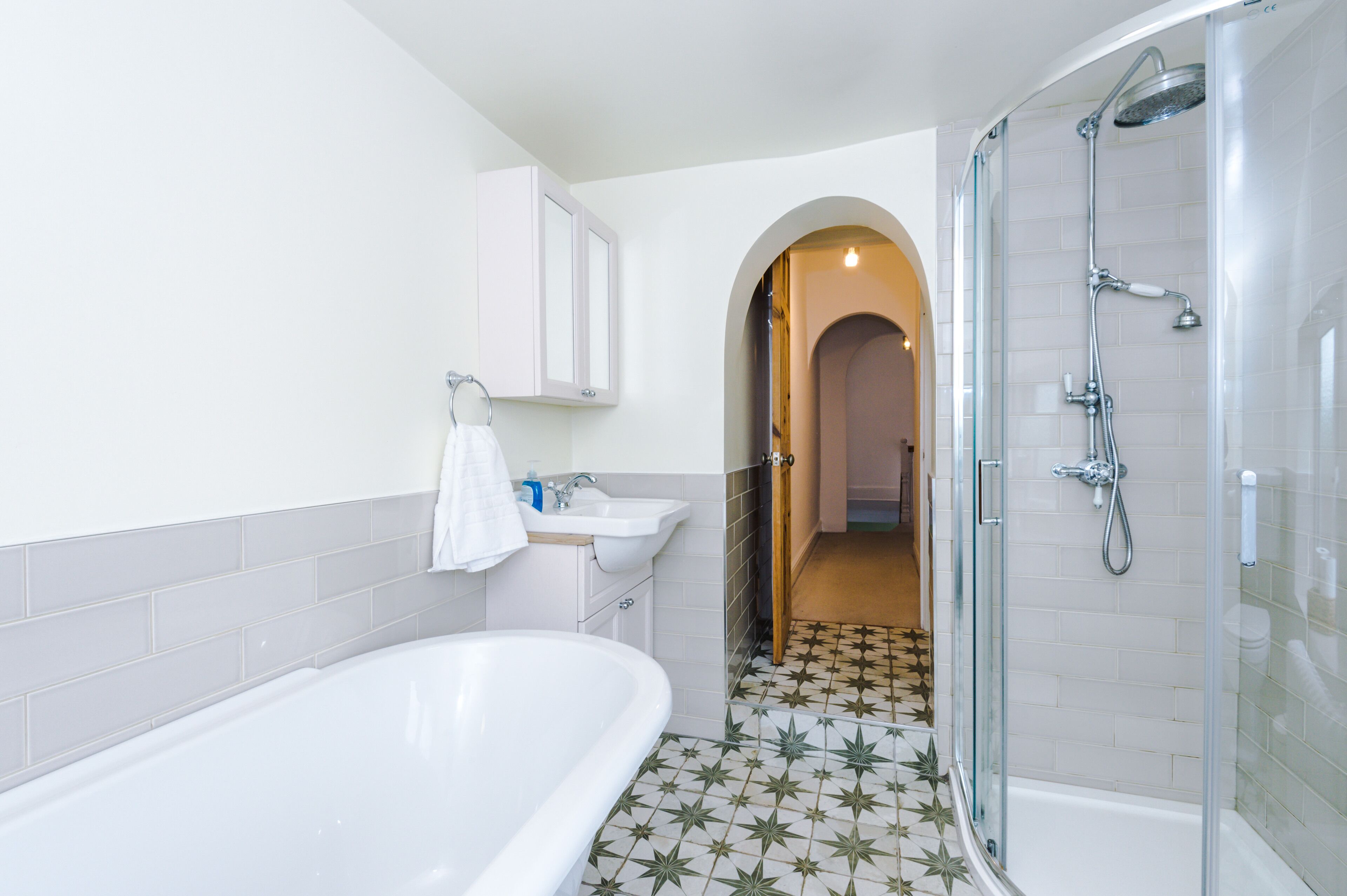 Premium House | Bathroom | Separate bathtub and shower, hair dryer, towels