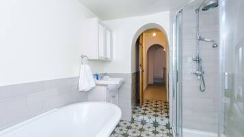 Premium House | Bathroom | Separate bathtub and shower, hair dryer, towels