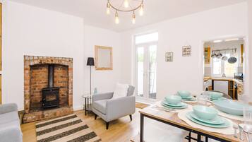 Rumah Premium | Area keluarga | Smart TV dan perapian