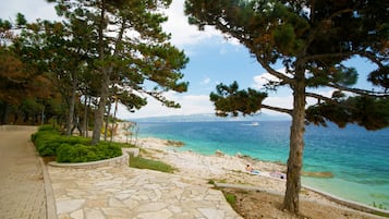 Una spiaggia nelle vicinanze, lettini da mare