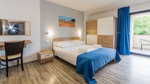 Ein modernes Hotelzimmer mit Bett, Schreibtisch und Stuhl.