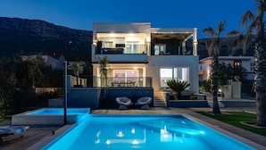 A modern two-story house with a swimming pool, outdoor seating, and a view of the mountains. - Villa Stanka - 4 Bedrooms, 4 Bathrooms, gym, game room, pool with Whirlpool (Kastel Sucurac)