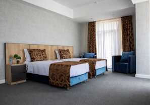 Habitació amb dos llits individuals superior | Roba de llit hipoal·lergògena, minibar i escriptori 