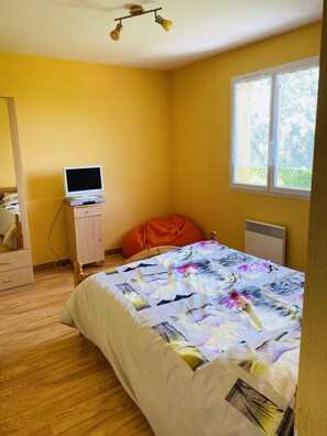 3 slaapkamers, een strijkplank/strijkijzer, reisbedje, wifi