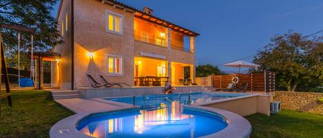 Lämmitetty uima-allas