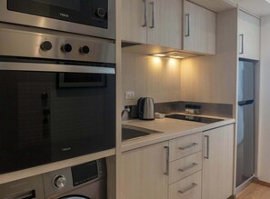 Kjøleskap, mikrobølgeovn, ovn og kokeplater