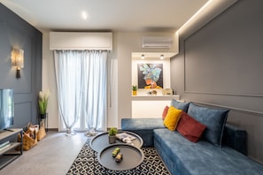 Smart TV, Netflix, streaming services, stereo