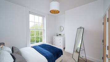 2 bedrooms, desk, iron/ironing board, WiFi