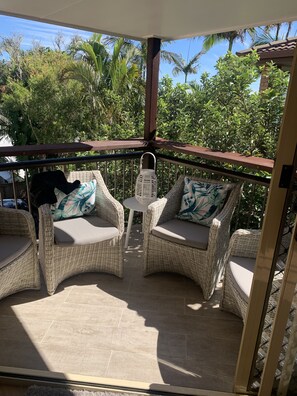 Property grounds - Across the road from the beach and 3 minutes walk to vibrant Peregian Village (Peregian Beach)