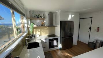 Een koelkast, een magnetron, een oven, een kookplaat