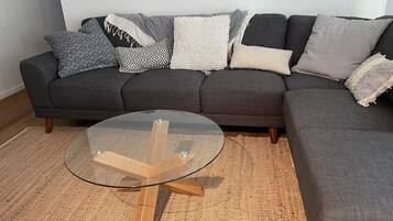 Een smart-tv, videogames, een dvd-speler en boeken