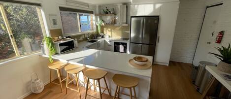 Jääkaappi, mikroaaltouuni, uuni, liesi