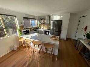 Fridge, microwave, oven, stovetop - Across the road from the beach and 3 minutes walk to vibrant Peregian Village (Peregian Beach)