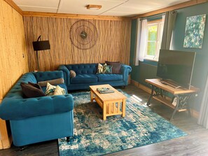 Smart TV, Netflix, books, streaming services - Luxury lodge with hot tub at foot of South Downs, near beach Ferring West Sussex (Ferring)