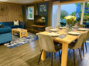 Dining - Luxury lodge with hot tub at foot of South Downs, near beach Ferring West Sussex (Ferring)