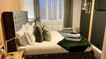 3 bedrooms, Egyptian cotton sheets, iron/ironing board, travel crib