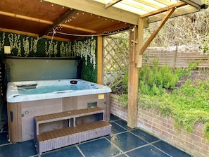 Outdoor spa tub - Luxury lodge with hot tub at foot of South Downs, near beach Ferring West Sussex (Ferring)