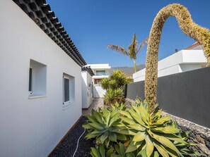 Property grounds - Charming Villa in El Madroñal (El Madroñal)