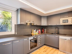 Een koelkast, een magnetron, een oven, een vaatwasser