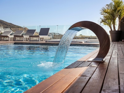 Villa Diana- Jacuzzi, Heated Pool & BBQ
