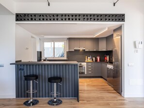 Een koelkast, een microgolfoven, een oven, een vaatwasser