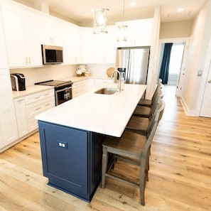 Fridge, microwave, oven, stovetop - Three Seas at the B, Walk to Tiki Bar and Beach (Carolina Beach)